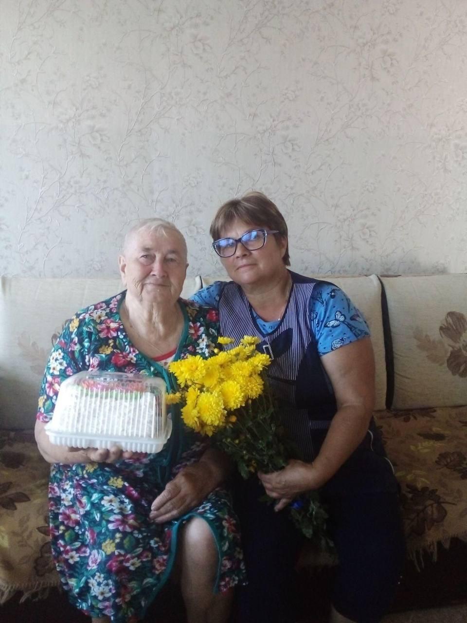 Социальный работник поздравил получателя социальных услуг с 85-летием