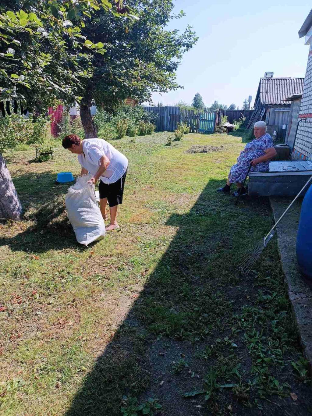 Социальный работник и медицинская сестра помогли с уборкой придомовой территории